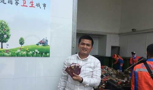 ?？谑忻駚G護照 環(huán)衛工翻檢5噸垃圾找到