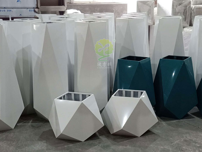 戶(hù)外大型不銹鋼異形花盆廠(chǎng)家定制