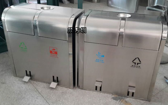 腳踏式不銹鋼分類(lèi)垃圾桶廠(chǎng)家批量生產(chǎn)圖