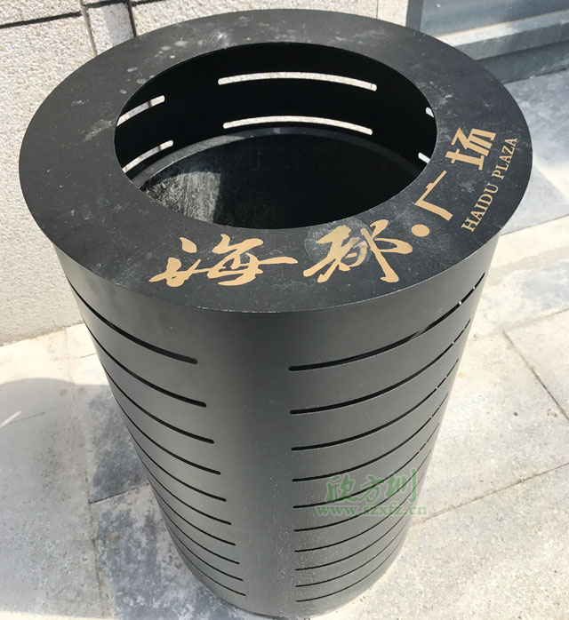 戶(hù)外圓形鋼制烤漆垃圾桶現場(chǎng)擺放圖