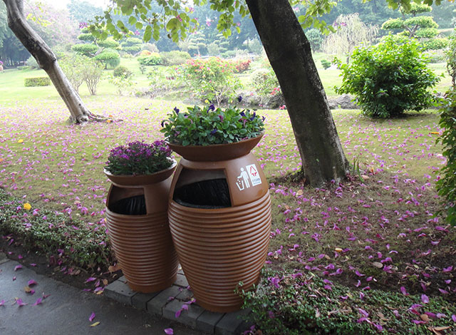 玻璃鋼帶花盆垃圾桶 讓長(cháng)沙幼兒園寓教于樂(lè )
