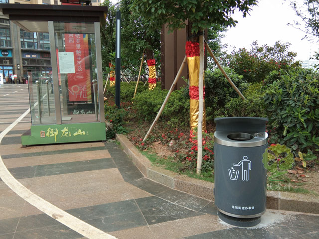 深圳標準市政道路公交站戶(hù)外其他垃圾桶擺放圖
