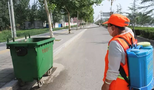 致敬環(huán)衛工人，細心消除垃圾桶邊的蚊蠅