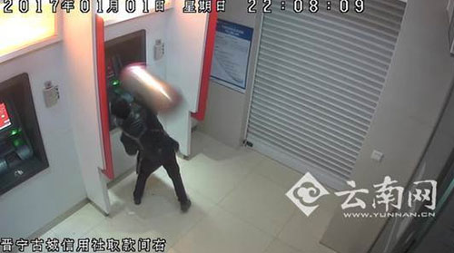 取款不成功，竟用垃圾桶出氣