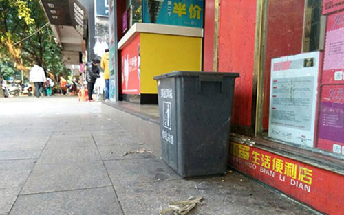 垃圾桶當足球踢？！城區大半年累計丟近千個(gè)垃圾桶